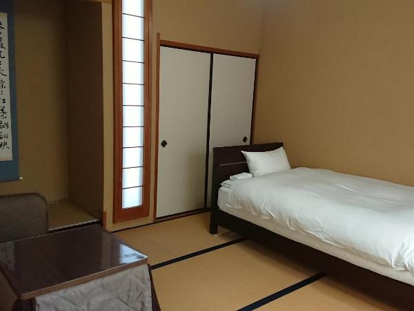 AOI Guest House : photo 3 de la chambre chambre simple avec salle de bains commune