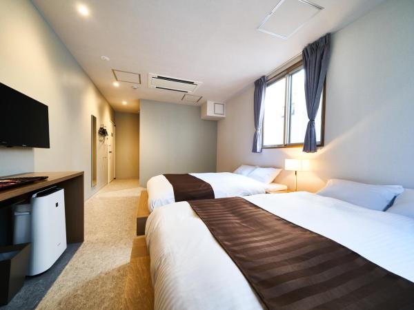 &AND HOSTEL SHINSAIBASHI EAST : photo 2 de la chambre chambre quadruple avec salle de bains privative