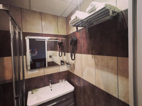 Logis Hotel Des Bains : photo 7 de la chambre chambre double standard - hébergement accessible uniquement par des escaliers