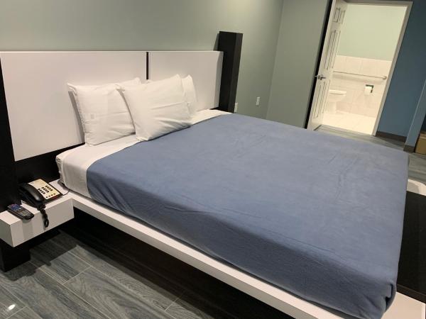 Crystal Suites : photo 9 de la chambre chambre lit king-size avec baignoire spa - fumeurs