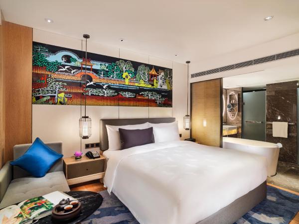The Garden Hotel Guangzhou - Free shuttle between hotel and Exhibition Center during Canton Fair & Exhibitor registration Counter : photo 3 de la chambre hébergement jardin 66 avec lit king-size