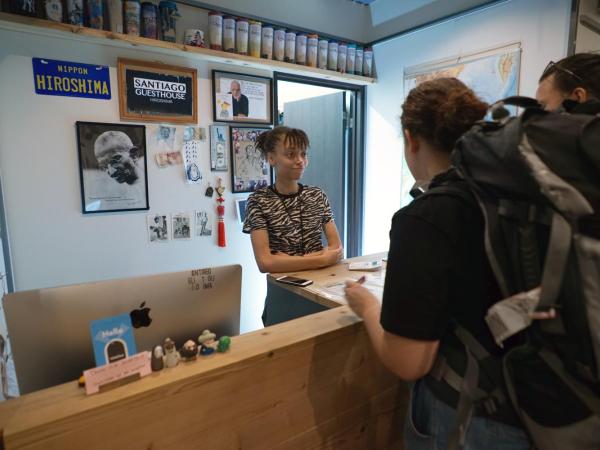Santiago Guesthouse Hiroshima : photo 10 de la chambre chambre double avec lits superposés et salle de bains commune