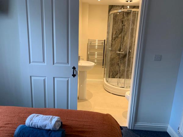 Maple Leaf Guest House : photo 6 de la chambre chambre double avec salle de bains privative