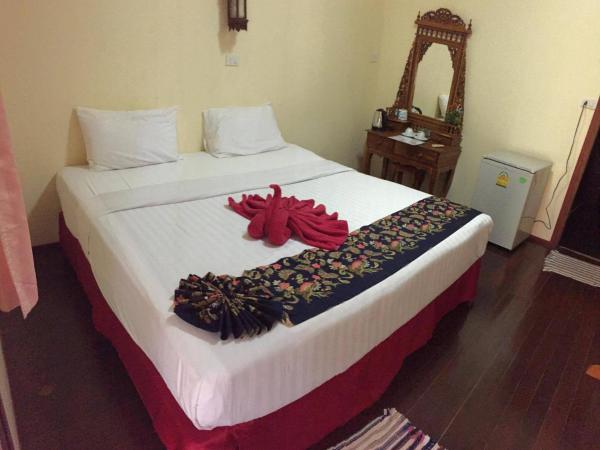 Lanta Pearl Beach Resort : photo 6 de la chambre bungalow standard