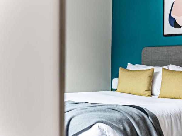 The Jensen Potts Point : photo 10 de la chambre chambre premium lit queen-size avec balcon et salle de bains commune