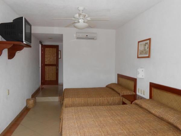 Hotel Suites Ixtapa Plaza : photo 6 de la chambre chambre double avec 2 lits doubles