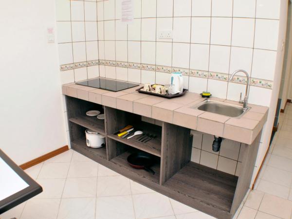 Promenade Service Apartment : photo 8 de la chambre studio avec kitchenette