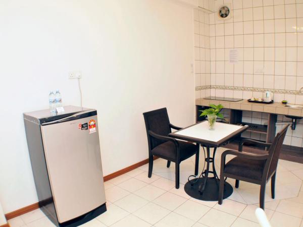 Promenade Service Apartment : photo 2 de la chambre studio avec kitchenette