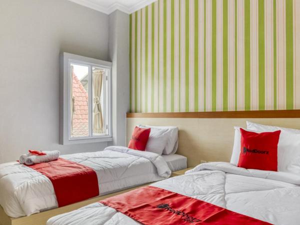 RedDoorz near Sindu Kusuma Edupark 2 : photo 5 de la chambre chambre lits jumeaux