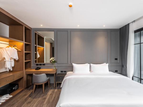 One Patio Hotel Pattaya - SHA Extra Plus : photo 2 de la chambre suite 1 chambre avec vue sur la piscine