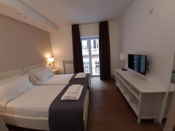 Prestige Rooms Chiaia : photo 1 de la chambre chambre lits jumeaux - vue sur ville