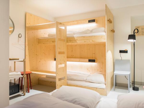 The Green Elephant Hostel & Spa : photo 1 de la chambre chambre quadruple avec salle de bains commune