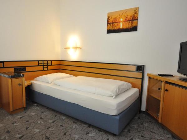 Villa Waldperlach by Blattl : photo 1 de la chambre chambre simple - sous-sol