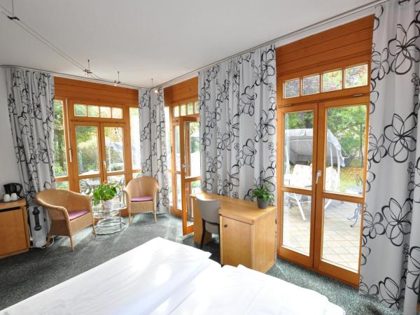 Villa Waldperlach by Blattl : photo 2 de la chambre chambre double - vue sur jardin