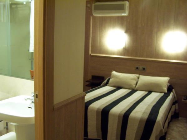 Hostal El Carmen : photo 4 de la chambre chambre simple avec salle de bains privative