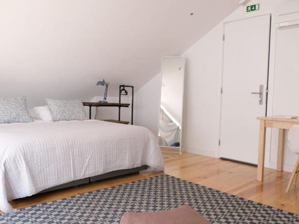 Lisbon Poets Inn : photo 5 de la chambre chambre familiale avec salle de bains privative