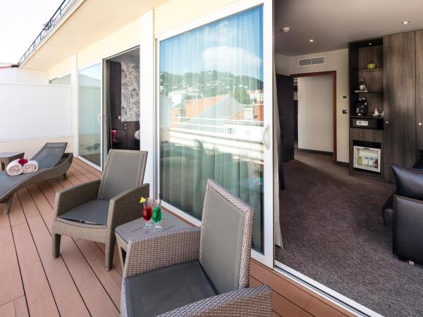 Best Western Premier Le Patio des Artistes Wellness Jacuzzi : photo 2 de la chambre suite avec terrasse 