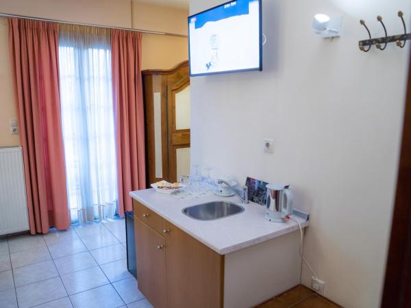 Yiannis Apartments : photo 10 de la chambre chambre quadruple avec balcon