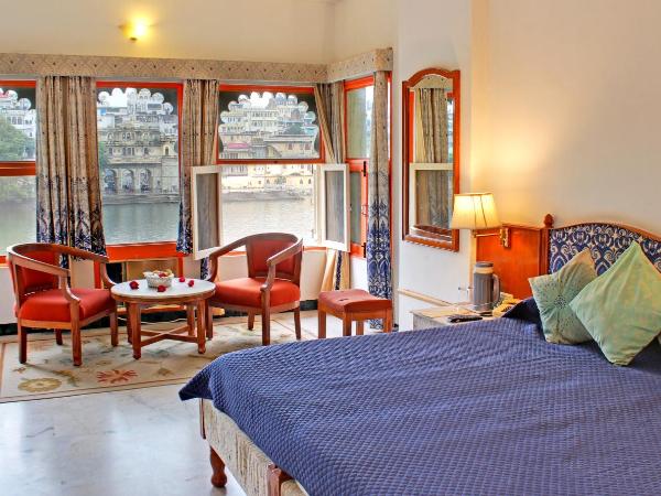 Hotel Sarovar On Lake Pichola : photo 2 de la chambre chambre double ou lits jumeaux supérieure - vue sur lac