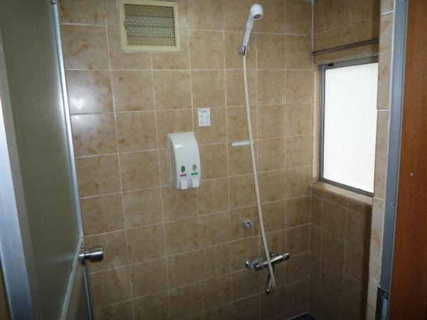 Ryokan Katsutaro : photo 4 de la chambre chambre lits jumeaux avec salle de bains commune