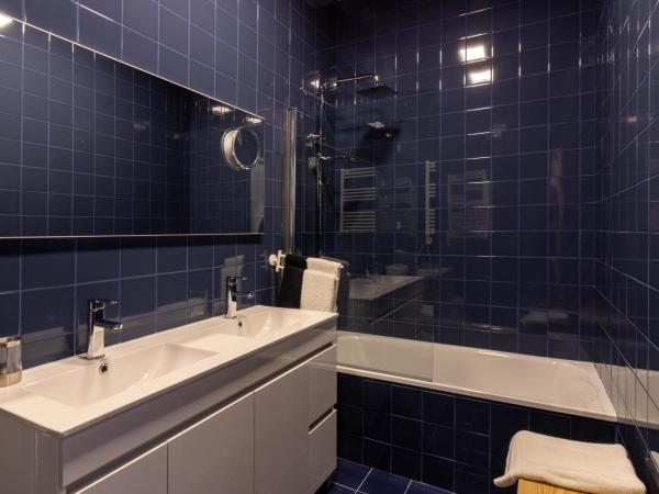 aDuquesa - GuestHouse : photo 7 de la chambre chambre familiale avec baignoire