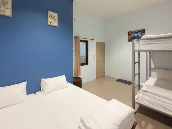 We Hostel Khaolak : photo 3 de la chambre chambre familiale avec salle de bains privative