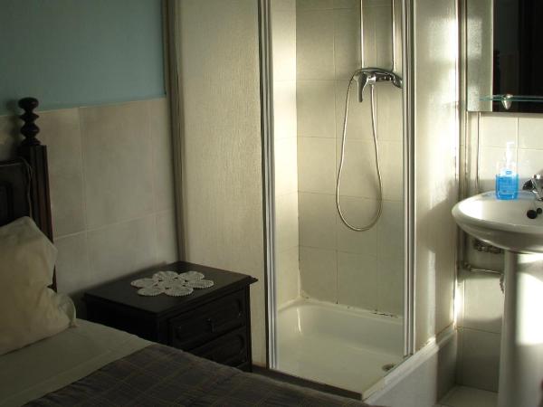 Residencial Porto Novo - Alojamento Local : photo 1 de la chambre chambre double basique avec salle de bains commune