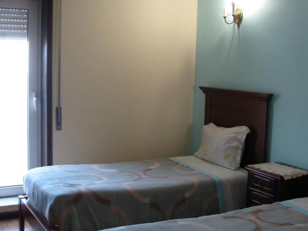 Residencial Porto Novo - Alojamento Local : photo 2 de la chambre chambre lits jumeaux avec terrasse