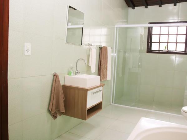 Casa Pedra Bonita : photo 8 de la chambre suite lit queen-size avec baignoire spa