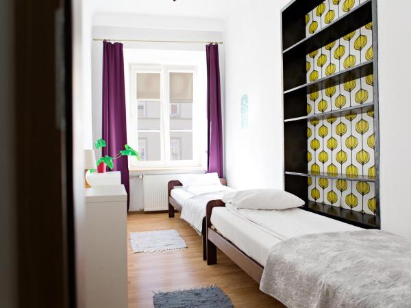 Folk Hostel : photo 4 de la chambre chambre lits jumeaux avec salle de bains commune