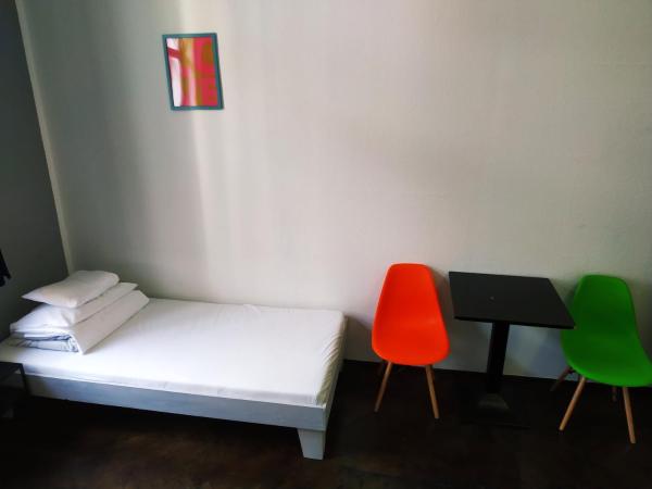 2B Hostel & Rooms : photo 7 de la chambre chambre lits jumeaux standard avec salle de bains commune