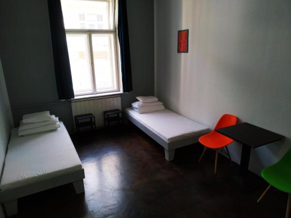 2B Hostel & Rooms : photo 5 de la chambre chambre lits jumeaux standard avec salle de bains commune