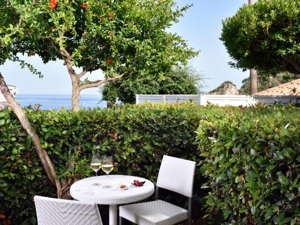 La Plage Resort : photo 3 de la chambre bungalow avec vue partielle sur la mer