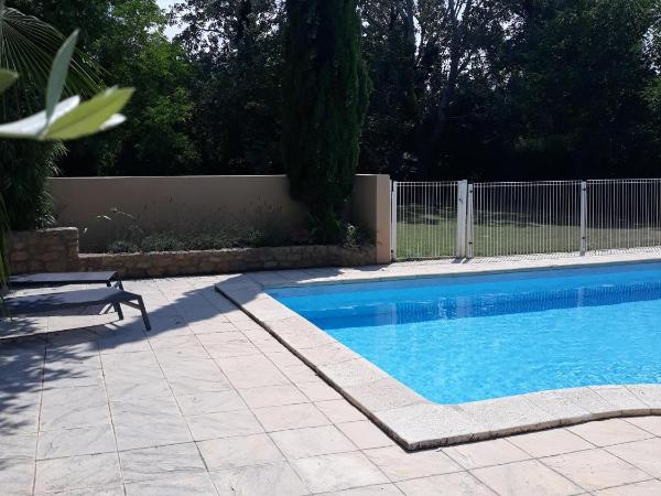 Le Mas des Vergers : photo 8 de la chambre studio - vue sur piscine