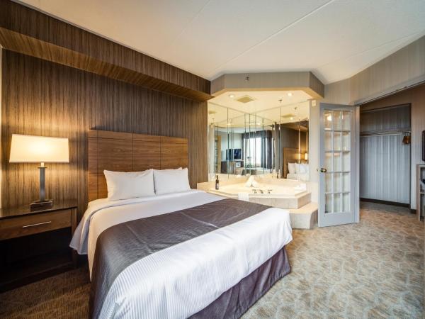 Monte Carlo Inn Airport Suites : photo 5 de la chambre suite lit queen-size deluxe avec baignoire à jets puissants et salon