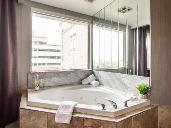 Monte Carlo Inn Airport Suites : photo 1 de la chambre suite lit king-size avec jacuzzi