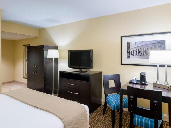 Holiday Inn Express Philadelphia Penn's Landing, an IHG Hotel : photo 7 de la chambre chambre lit queen-size avec douche à l'italienne - adaptée aux personnes malentendantes/non-fumeurs