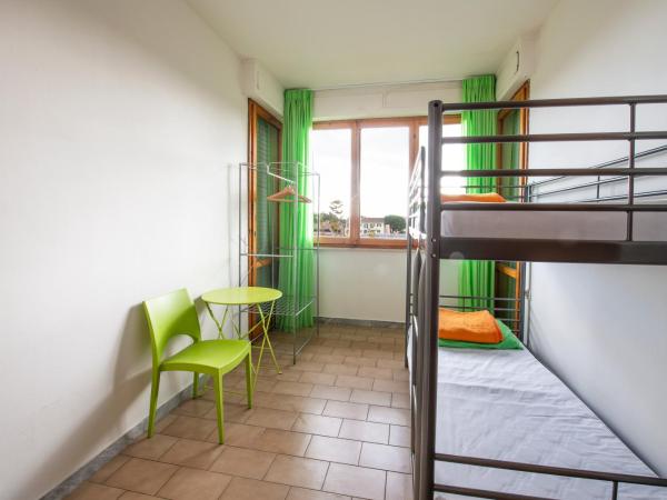 Safestay Pisa Centrale : photo 6 de la chambre chambre lits jumeaux avec salle de bains privative