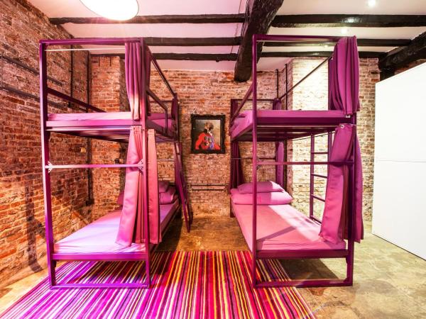 Safestay York Micklegate : photo 2 de la chambre lit dans dortoir mixte de 8 lits avec salle de bains commune