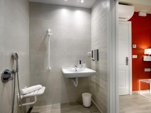 Pensión Plaza Nueva : photo 2 de la chambre chambre lit king-size avec douche accessible en fauteuil roulant - adaptée aux personnes à mobilité réduite