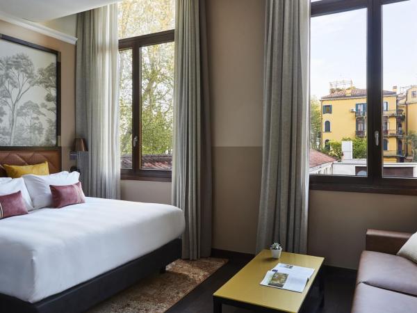 Hotel Indigo Venice - Sant'Elena, an IHG Hotel : photo 1 de la chambre suite lit king-size - vue sur jardin