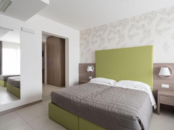 Hotel Iris ***S : photo 4 de la chambre suite lit king-size - vue sur mer