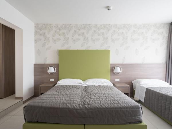 Hotel Iris ***S : photo 1 de la chambre suite lit king-size - vue sur mer