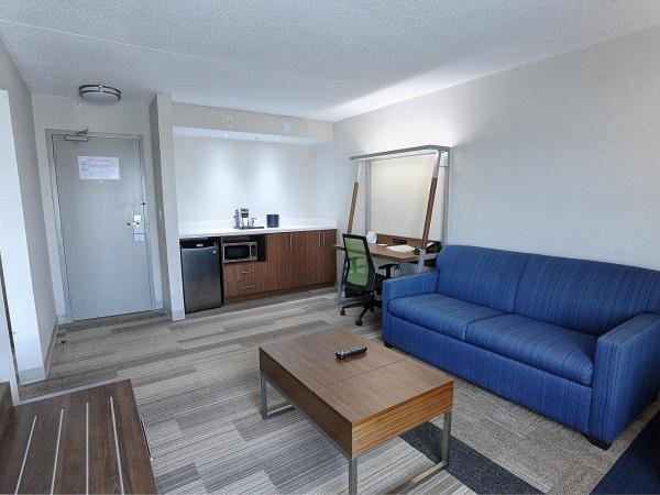 Holiday Inn Express & Suites Toronto Airport West, an IHG Hotel : photo 7 de la chambre suite lit king-size