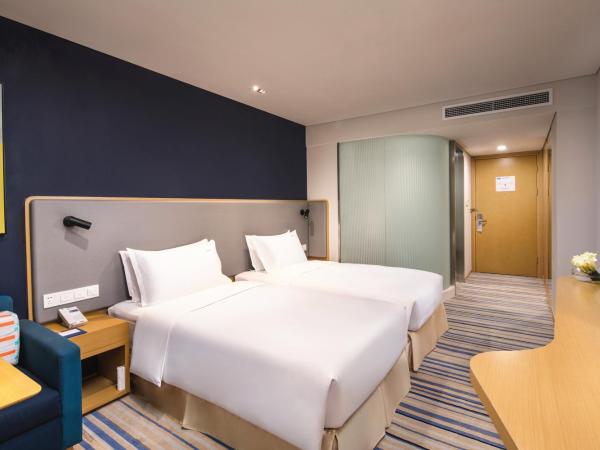 Holiday Inn Express Wuxi Taihu New City, an IHG Hotel : photo 1 de la chambre chambre double standard avec 2 lits doubles - vue sur ville