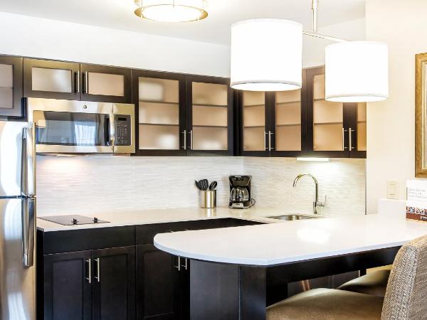 Staybridge Suites West Edmonton, an IHG Hotel : photo 7 de la chambre suite 1 chambre lit king-size avec canapé-lit