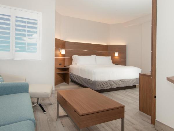 Holiday Inn Express & Suites Panama City Beach Beachfront, an IHG Hotel : photo 3 de la chambre chambre lit king-size standard