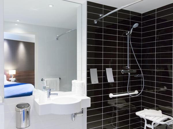 Holiday Inn Express Toulon - Est, an IHG Hotel : photo 5 de la chambre chambre double standard - accessible aux personnes à mobilité réduite