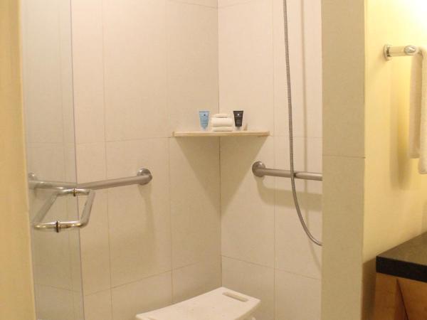 Crowne Plaza Monterrey Aeropuerto, an IHG Hotel : photo 1 de la chambre chambre lit king-size - accessible aux personnes à mobilité réduite