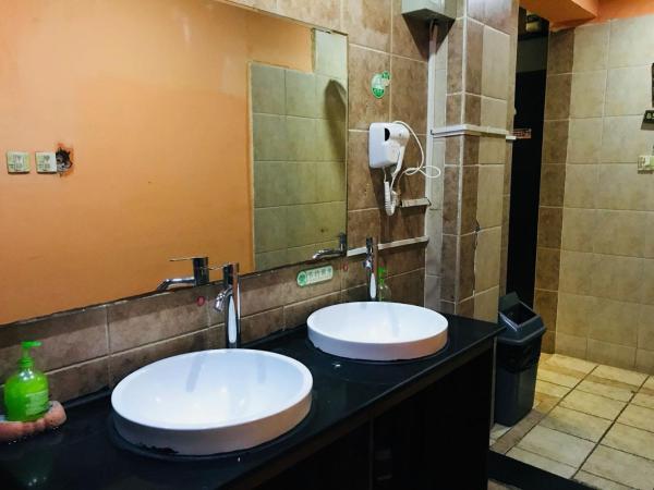 Hofang Guest House : photo 4 de la chambre lit dans dortoir hommes de 3 lits avec salle de bains commune